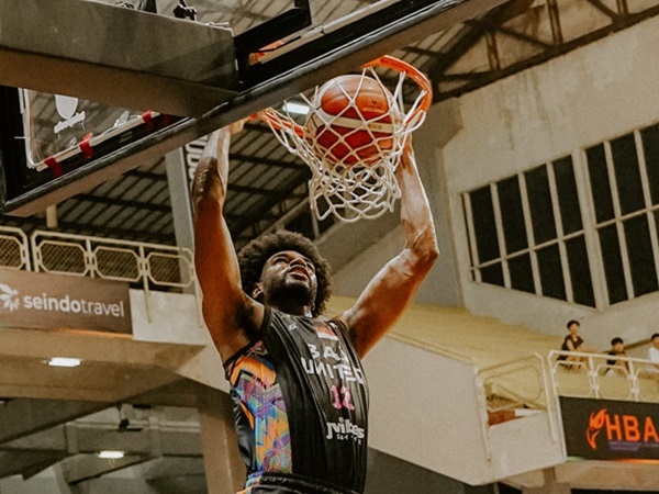 Kierell Green Dinobatkan Menjadi Raja Rebound IBL 2024