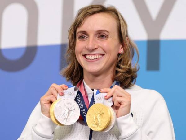 Katie Ledecky berpose dengan semua medalinya di Olimpiade Tokyo 2020.(Foto: AP)