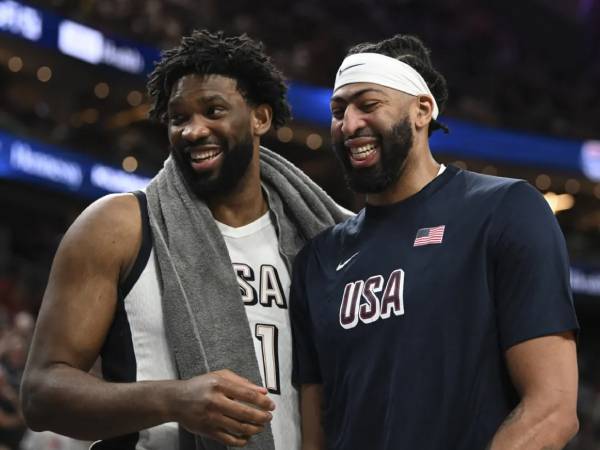 Joel Embiid (kiri) dan Anthony Davis menjadi pilar penting sebagai duo big man terbaik Tim AS di Olimpiade Paris. (Foto: AP)