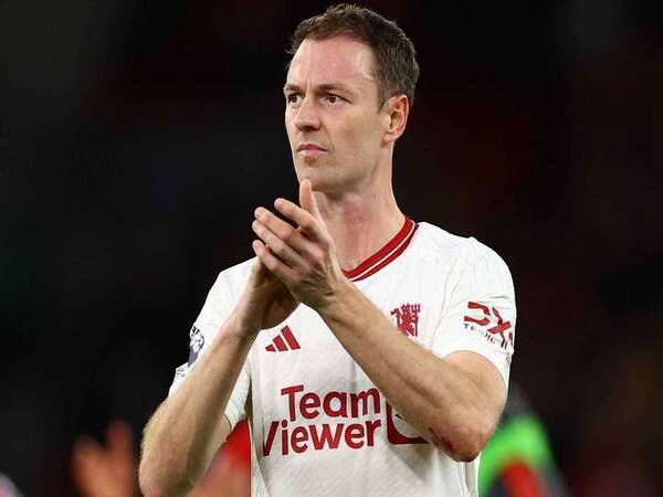 Jonny Evans merasa kasihan dengan ratusan staf Manchester United yang harus kehilangan pekerjaannya pasca klub dipimpin oleh Grup INEOS milik Sir Jim Ratcliffe / via Getty Images