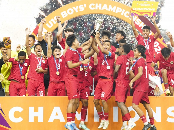 Para pemain timnas Indonesia U-19 merayakan gelar juara Piala AFF U-19