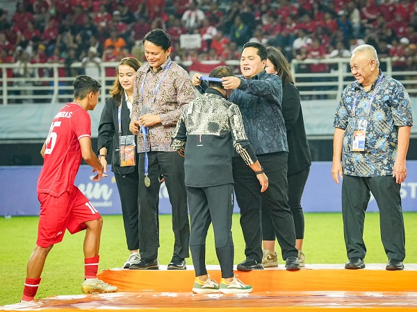 Ketua Umum PSSI mengalungkan medali kepada pelatih timnas Indonesia U-19, Indra Sjafri