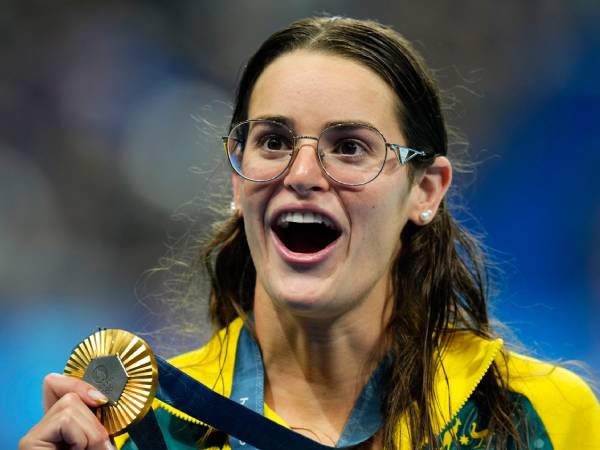 Kaylee McKeown berpose dengan medali emasnya setelah menjuarai nomor 100 meter gaya punggung putri di Olimpiade Paris pada Selasa (30/7). (Foto: Reuters)