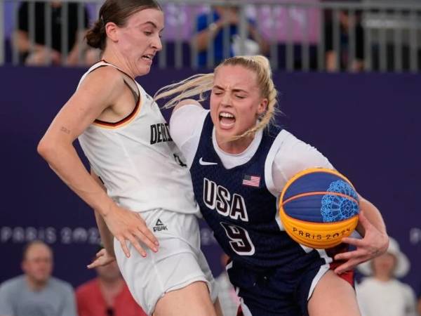 Pemain putri AS Hailey Van Lith (kanan) gagal melewati hadangan Jerman di laga perdana bola basket 3x3 Olimpiade Paris. (Foto: AP)