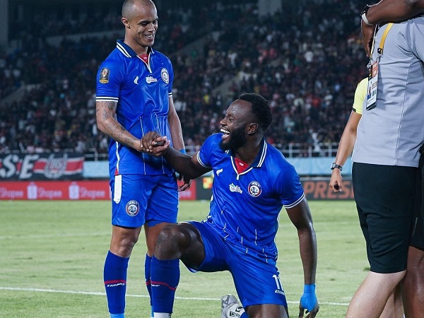 Penyerang Arema FC, Charles Lokolingoy mencetak 2 gol ke gawang Persis Solo