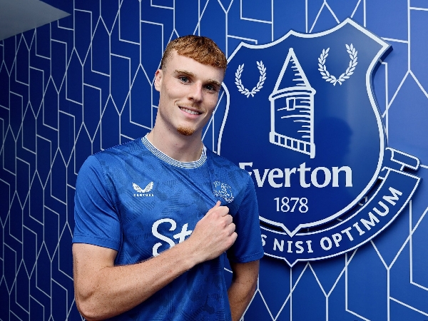 Jake O'Brien tiba di Everton dari Lyon