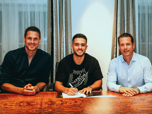 Yan Couto bersama dua petinggi Borussia Dortmund, Sebastian Kehl dan Lars Ricken