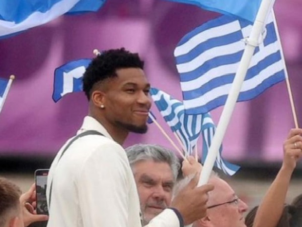 Giannis Antetokounmpo Bangga Jadi Pembawa Bendera Yunani