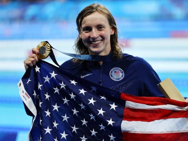 Katie Ledecky melakukan selebrasi setelah meraih medali emas nomor 800m gaya bebas putri di Olimpiade Paris 2024 pada Sabtu (3/8). (Foto: AP)