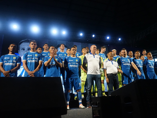 Pemain dan tim pelatih Persib Bandung diperkenalkan sambil mengenakan kostum baru