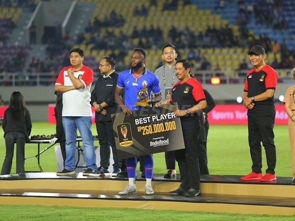 Pemain Arema FC, Charles Lokolingoy jadi pemain terbaik Piala Presiden 2024