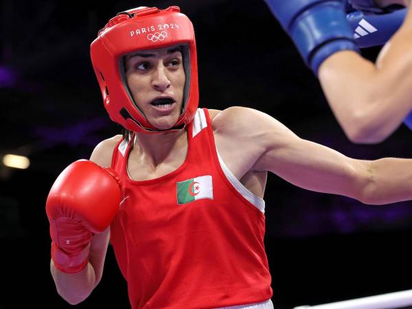 Imane Khelif akan menghadapi Janjaem Suwannapheng dari Thailand di babak semifinal kelas 66 kg putri pada Selasa (6/8). (Foto: AP)