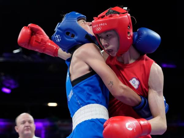 Lin Yu-ting (kanan) mengalahkan petinju Bulgaria Svetlana Kamenova Staneva di babak perempat final kelas 57kg putri, Minggu (4/8). (Foto: AP)