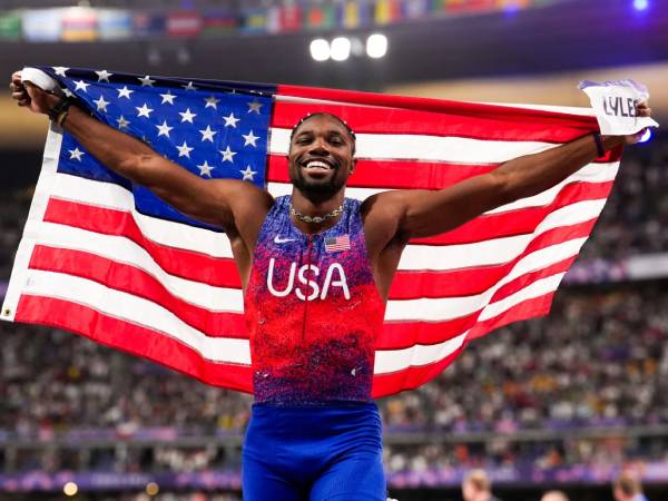 Noah Lyles melakukan selebrasi setelah memenangi lari 100 meter putra di Olimpiade Paris pada Minggu (4/8). (Foto: Reuters)