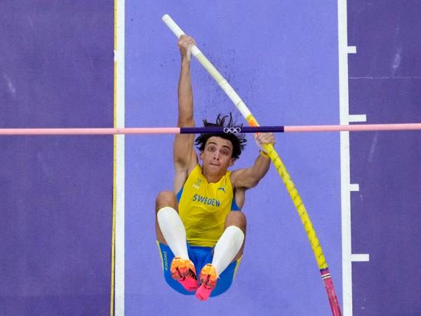 Armand Duplantis beraksi di Olimpiade Paris. (Foto: AP)