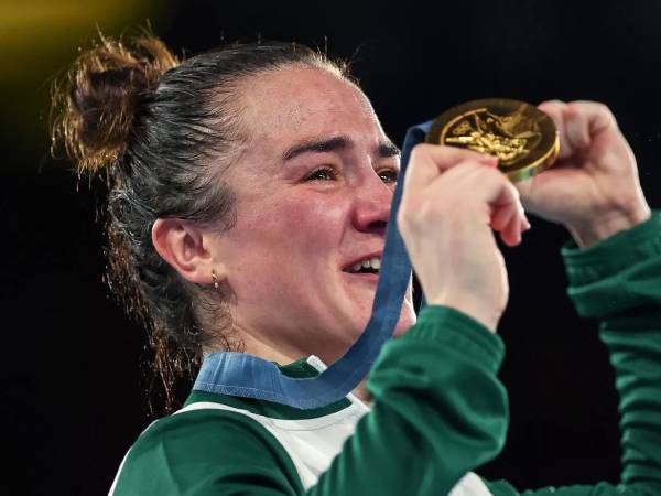 Kellie Harrington melakukan selebrasi setelah memenangi emas kelas ringan putri di kompetisi tinju Olimpiade Paris pada Rabu (7/8). (Foto: AFP)