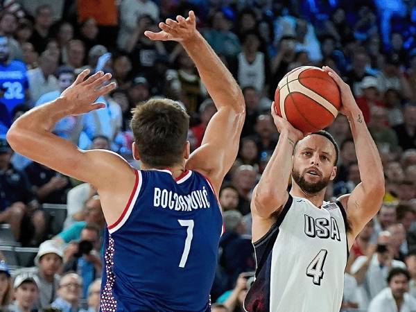 Stephen Curry (kanan) mencetak 36 poin untuk memimpin AS mengalahkan Serbia 95-91 di semifinal bola basket putra Olimpiade 2024 pada Kamis (8/8) malam. (Foto: AP)