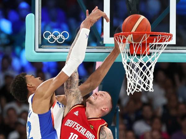 Victor Wembanyama (kiri) melakukan permainan krusial untuk membawa Prancis mengalahkan Jerman 73-69 di semifinal pada Kamis (8/8) dan meraih tiket ke final bola basket Olimpiade. (Foto: AFP)