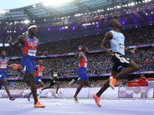 Catatan waktu 19,46 detik yang diukir Letsile Tebogo (kanan) saat memenangi lari 200 meter di Olimpiade Paris merupakan rekor Afrika dan yang tercepat keempat dalam sejarah. (Foto: AP)