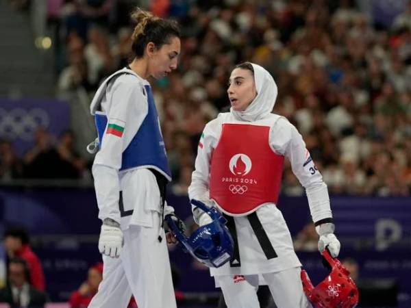 Nahid Kiyani Chandeh (kanan) dan Kimia Alizadeh terlihat usai pertarungan mereka di Olimpiade Paris. (Foto: AP)