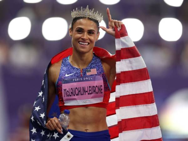 Sydney McLaughlin-Levrone melakukan selebrasi sambil mengenakan tiara setelah mempertahankan emas lari gawang 400 meter putri di Olimpiade Paris. (Foto: AP)