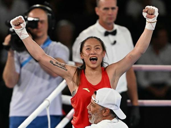 Chang Yuan meluapkan kegembiraan setelah dinyatakan sebagai pemenang partai final kelas 54kg putri Olimpiade Paris. (Foto: AFP)