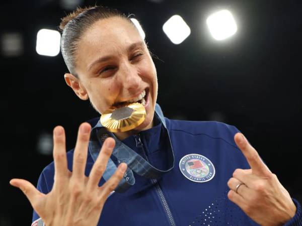 Diana Taurasi melakukan selebrasi setelah memenangkan medali emas Olimpiade keenam dalam karier internasionalnya bersama USA Basketball. (Foto: AP)