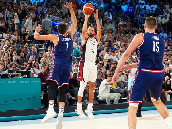 Jumlah penonton partai semifinal putra Olimpiade Paris antara AS melawan Serbia mencapai 13 juta penonton di saluran NBC di AS dan lebih dari 10 juta penonton di Prancis. (Foto: AP)