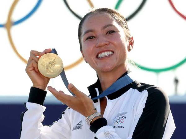 Lydia Ko berpose dengan medali emas yang diraihnya di Olimpiade Paris. (Foto: AP)