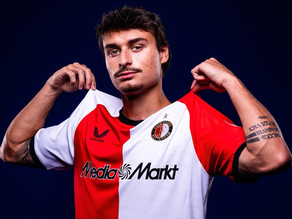 Feyenoord Resmi Pinjam Hugo Bueno dari Wolves Selama Satu Musim