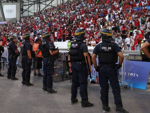 Aparat kepolisian berjaga di salah satu pertandingan sepakbola di Olimpiade Paris. (Foto: AFP)