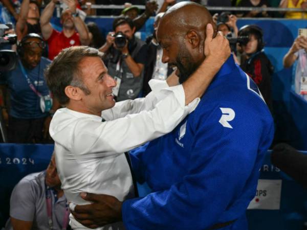 Sejak beberapa hari terakhir selama Olimpiade, Presiden Prancis Emmanuel Macron terkenal dengan antusiasmenya memeluk para bintang olahraga. (Foto: AFP)