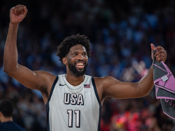 Joel Embiid Menerima Penghargaan dari Presiden Kamerun