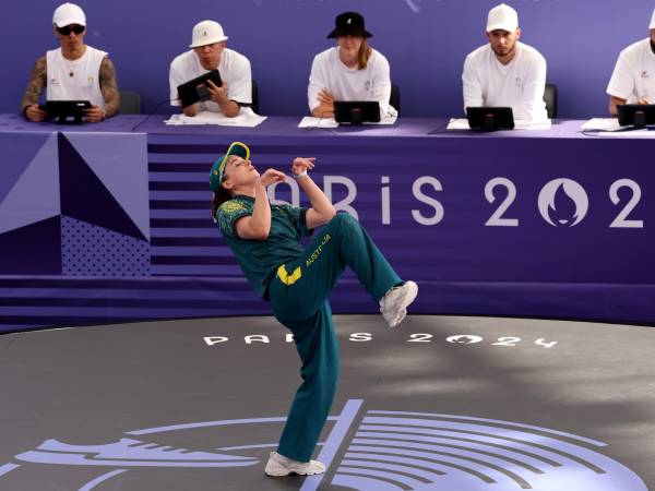 Rachael Gunn melakukan gerakan-gerakan tarian breakdance yang terinsiprasi dari kanguru. (Foto: AP)