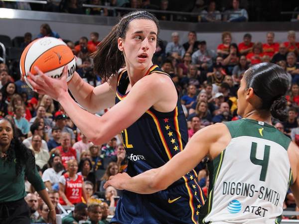 Caitlin Clark (kiri) beraksi dalam pertandingan Indiana Fever versus Seattle Storm pada Minggu (18/8). (Foto: Thread)