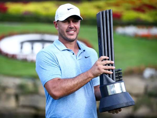 Brooks Koepka berpose dengan trofi LIV Golf Greenbrier. (Foto: Golf Digest)