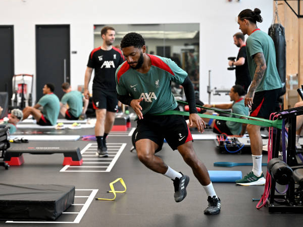 Gagal Dapatkan Marc Guehi, Newcastle Pantau Situasi Joe Gomez di Liverpool