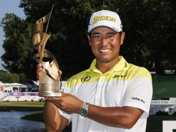 Hideki Matsuyama berpose dengan trofi FedEx St. Jude Championship. (Foto: Golf Digest)