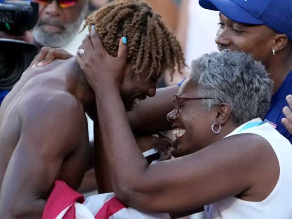 Noah Lyles (kiri) dan ibundanya, Keisha Caine Bishop. (Foto: Inside The Games)