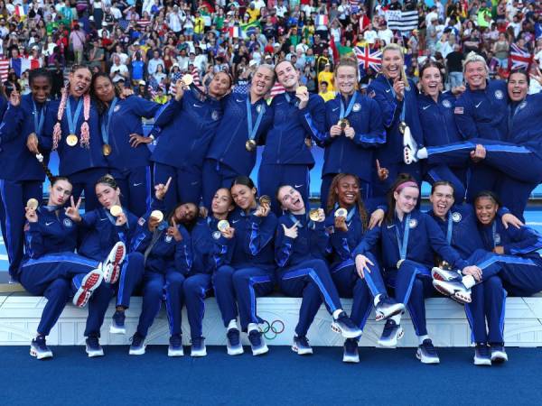 Timnas putri AS merayakan medali emas yang mereka raih di Olimpiade Paris. (Foto: AP)