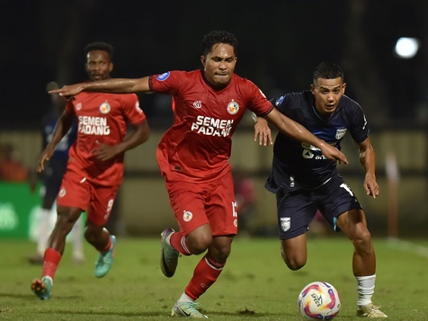 Pemain bertahan Semen Padang FC, Dodi Alexvan Djin/