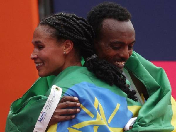 Tamirat Tola (kanan) dan Hellen Obiri saling berpelukan setelah memenangi New York City Marathon tahun lalu. (Foto: AP)