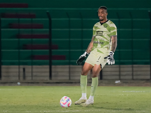 Kiper asing Persija Jakarta, Carlos Eduardo saat melakoni debutnya