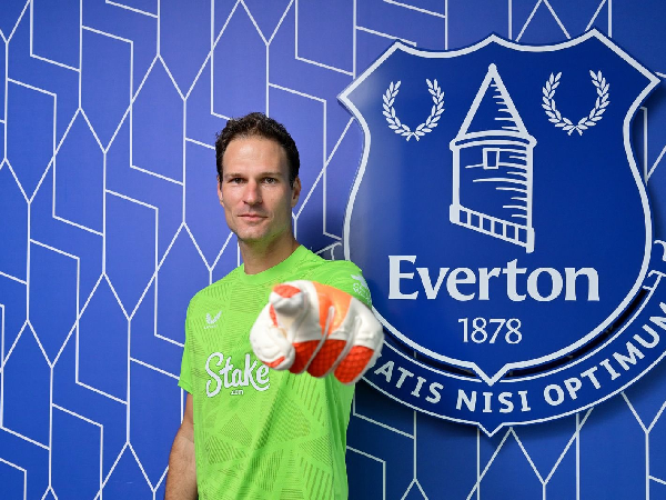 Asmir Begovic kembali ke Everton