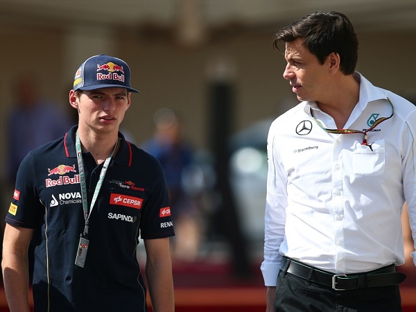 Max Verstappen enggan bahas pembicaraan dengan Toto Wolff.