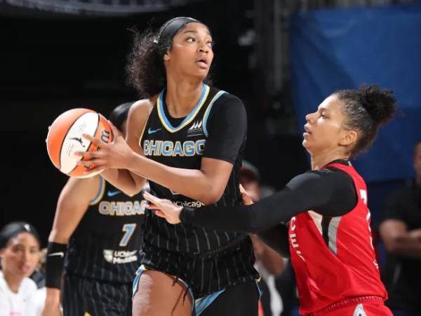 Angel Reese (kiri) beraksi dalam pertandingan Chicago Sky versus Las Vegas Aces pada Minggu (25/8). (Foto: AP)