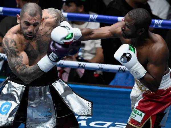 Floyd Mayweather (kanan) dan John Gotti III. (Foto: The Ring)