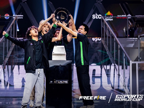 Tim Falcons Angkat Trofi Piala Dunia Esports: Free Fire