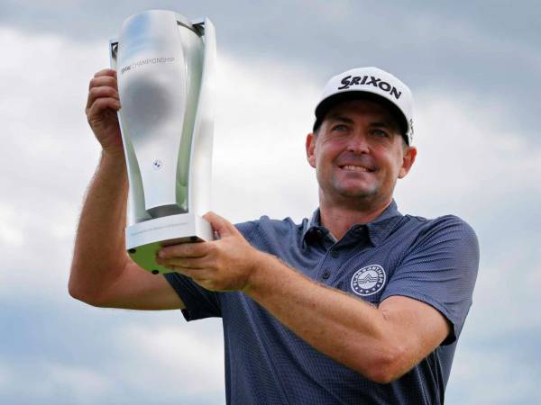 Keegan Bradley berpose dengan trofi BMW Championship. (Foto: Golf Digest)