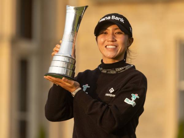 Lydia Ko berpose dengan trofi Women's Open. (Foto: Golf Digest)